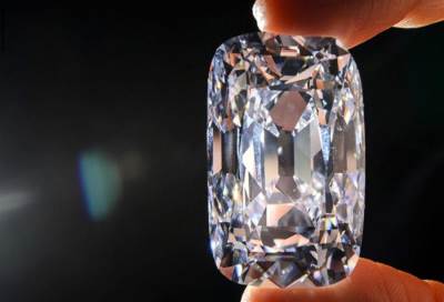 جوهرة نادرة تحقق أكبر رقم قياسي عالمي بمزاد بجنيف