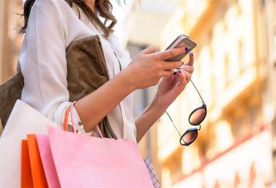 المرأة العربية بين إغواء الموضة وولع  الشراء والتسوق