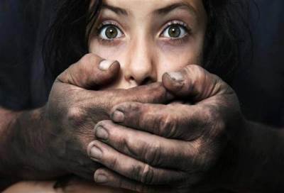 إغتصبوا فتاة أمام ألف شخص بحضور والدها .. وتركوها تسير للبيت وهي عارية