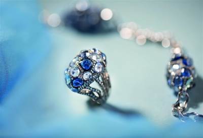 في ليلة رأس السنة .. مجوهرات وملابس تقدر بالملايين وتحتاج لحراس شخصيين