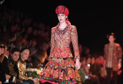 نظرة الفرنسيين لتصاميم الأزياء الأميركية تغيرت .. وأصبحوا يرونها في غاية الأناقة 