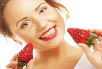 أقنعة للبشرة من الفراولة .. بعضها للتقشير .. وأخرى للتغذية