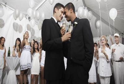 عقد قران رسمي لاثنين من شواذ الرجال بعد قصة حب طويلة في أمريكا