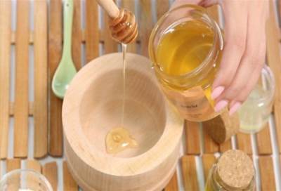 العسل إكسير الجمال .. لأن البشرة التي لا تتغذى من الداخل والخارج تشيخ بسرعة