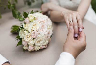 كويتية تدعو إلى استيراد "أزواج حلوين" لحل مشكلة العنوسة وتحسين النسل