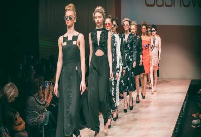 عارضة أزياء باراغوانية تتعهد بـ"التعري" حال فوز بلادها على البرازيل