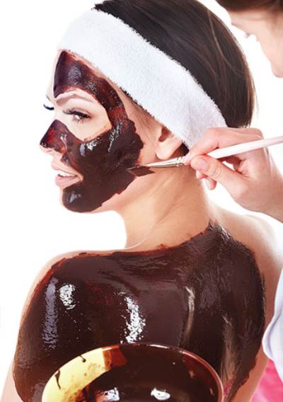 مادة الكاكاو بالشوكولاته .. توحد لون البشرة وتساعد على شد الجلد 
