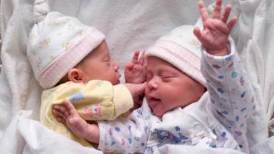 عملية إنقاذ ألهية .. جنين يساعد توأمه على الحياة ببطن أمه