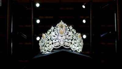 حسناء أنغولية تبهر لجنة التحكيم وتتربع على عرش ملكة "جمال الكون"