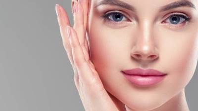 7 أخطاء تضيف العديد من السنوات إلى بشرتك!!