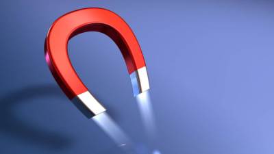 الرجل المغناطيس.. يجذب 36 كلج من المعادن على جسده