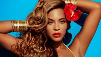 أشهر تسريحات الشعر المجعدة التي أبهرت العالم