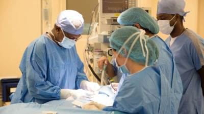 "معجزة طبية" تنقذ طفلة بريطانية من ورم بحجم كرة الركبي