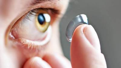 عدسات أعين مزينة بصفائح من الذهب والأحجار الماسية