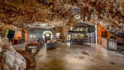 بيت منحوت داخل كهف في كابادوكيا التركية