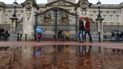 كتاب يزيح الستار عن العالم الداخلي لقصر باكنجهام