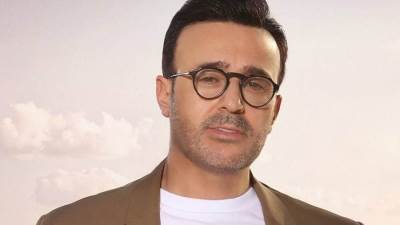 صابر الرباعي يستلم الجواز الدبلوماسي .. ويؤكّد: الألقاب لا تعنيني