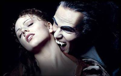 لماذا تعشق النساء شخصية مصاصي الدماء؟