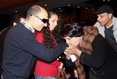 تقبيل فردوس عبد الحميد يد ثائر مصري يثير ضجة بـ"تويتر"