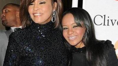ابنة ويتنى هيوستن تدخل فى علاقة جديدة مع ابن والدتها بالتبني