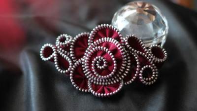 المعنى الحقيقي للمجوهرات .. وهذه الباقة من البروشات ودبابيس الشعر