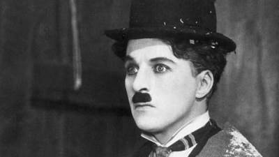 100 ألف دولارثمن عصا وقبعة شارلي شابلن