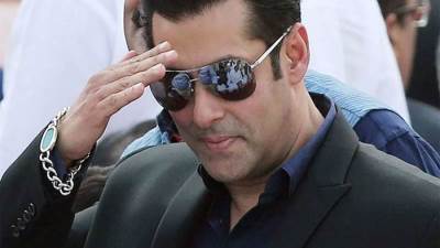 لا يهوي القراءة .. ويحب العمل مع "كاريشما كابور" .. "سلمان خان" فتي بوليوود المدلل