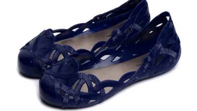 غزت الأسواق في جميع أنحاء العالم .. أحذية Edson Matsuo من البلاستيك ترتديها معظم السيدات في مصر