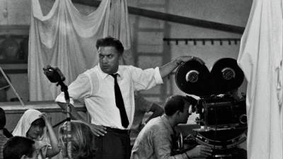  وجنر مورا يجسد شخصية المخرج الايطالى فدريكو فيللينى