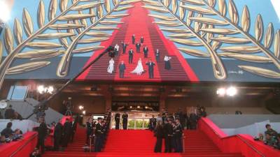 في افتتاح الدورة الـ 65 من المهرجان .. أليك بولدوين يحمل خطيبته على سجادة "كان" الحمراء.. ونجمات هوليوود يتنافسن في الأناقة