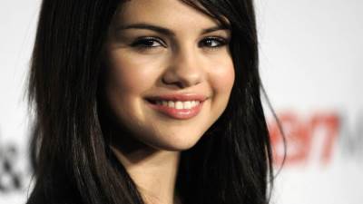 صن البريطانية تكشف عن إعلان العطر الجديد لـ"سيلينا جوميز"