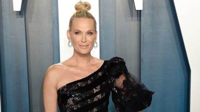 مولي سيمز تدخل عالم الأمومة بعد إنجاب طفلها الأول