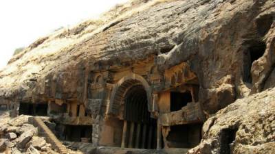 أردني يحول كهفه إلى فندق 5 نجوم للسياح مجانا وبدون حمامات