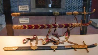 أكبر سيف عربي طوله 6 أمتار .. مرصع بآلاف الفصوص وأحجار الكريستال