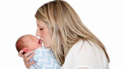  أضرار تقبيل الطفل في الأشهر الثلاثة الأولي