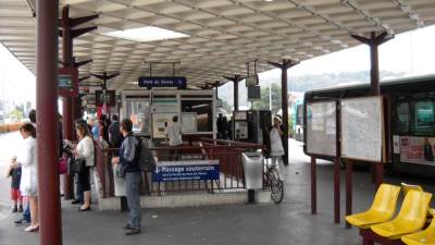  إحالة فرنسي إلى القضاء لنقله محطة أوتوبيس من مكانها