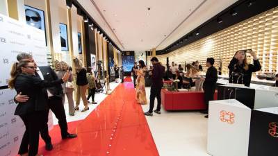  فيكتوريا بيكهام تُطلق مجموعة نظارات طبية جديدة