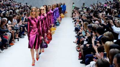 تسارع إيقاع «أسبوع لندن للموضة» .. وقضية الدفع للنجوم لحضور العروض تعود من جديد
