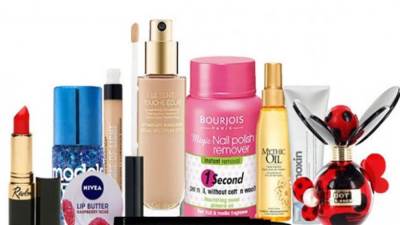 مستحضرات تجميل هدية لكل الطالبات