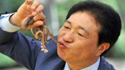 أطباق حول العالم تحضر بطريقة سادية وتؤكل بوحشية