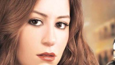  منة شلبي: لا أغازل الإسلاميين بـ"تاتو" لفظ الجلالة 