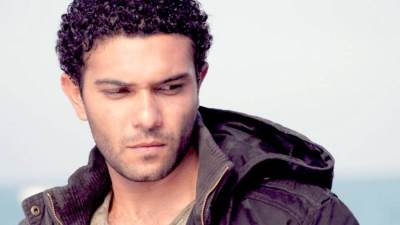 آسر ياسين يقطع أجازة زواجه من أجل "فرش وغطا"