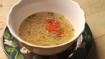 شعرية النودلز بالسمسم والأعشاب والمكسرات وجبة فائقة التغذية