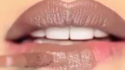  النحاسي والوردي والأحمر بدرجاته .. موضة أحمر الشفاه لشتاء 2013