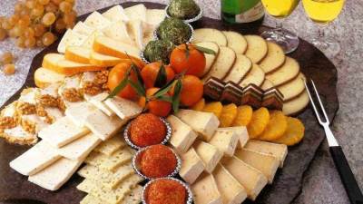 سر للزوجات : لا تطعمي زوجك الكثير من الجبن .. اكتشفي السبب!