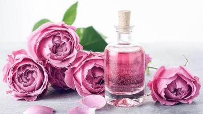 ماء الورد هو السحر الذي سيمنحك طلّة النجمات