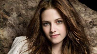 نجمة فيلم Twilight تتألق في الحملة الإعلانية لمجموعة أزياء DKNY لخريف 2012 