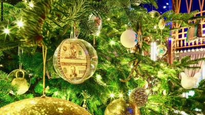 شجرة الكريسماس على شكل فستان من تصميم بريطانى