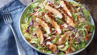 طريقة عمل سلطة الدجاج الآسيوية