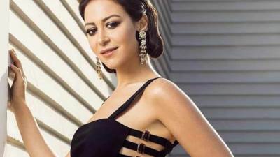 منة شلبي تؤجل "نيران صديقة"